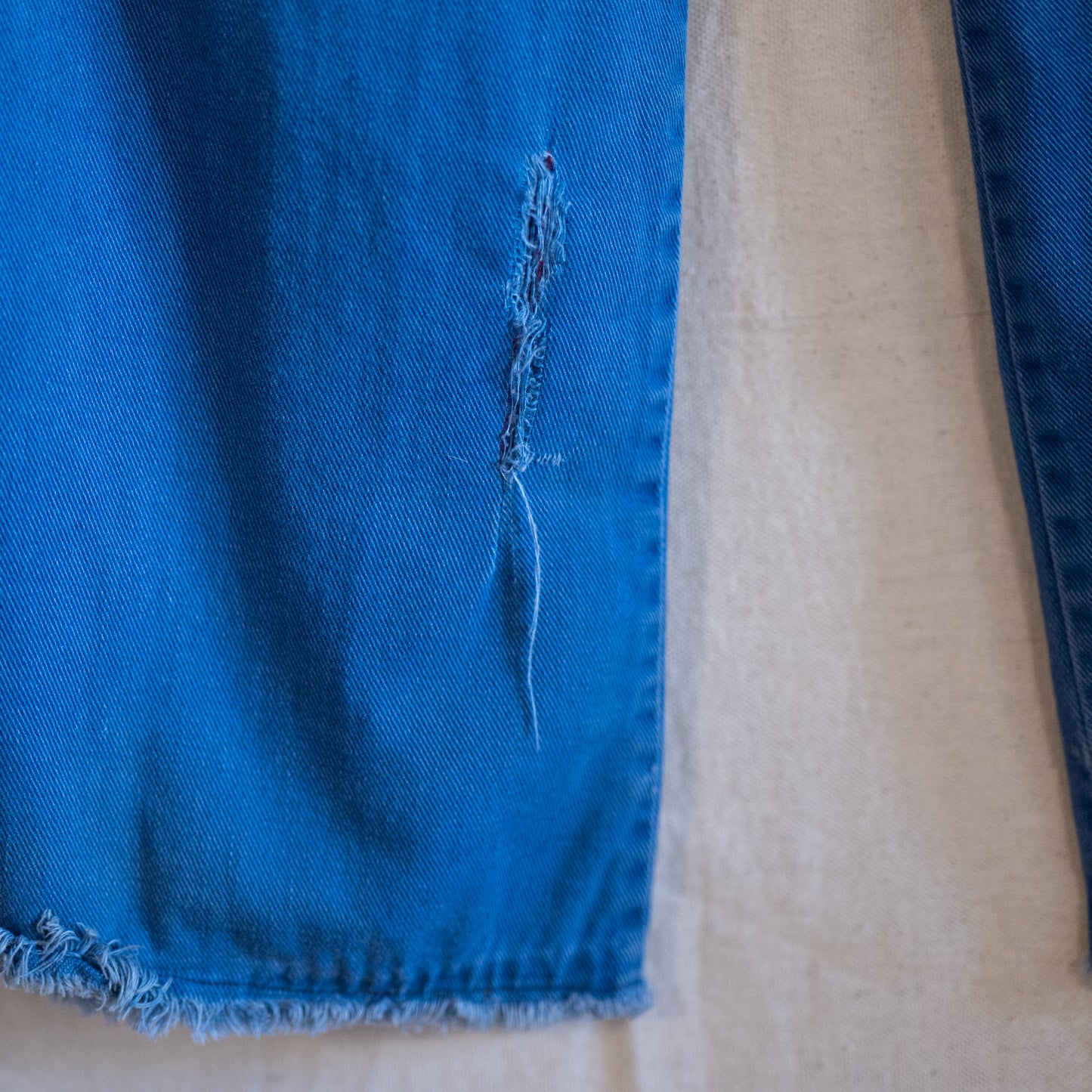 vintage 70s high waisted wide leg flare jeans with no butt pockets / 29x30