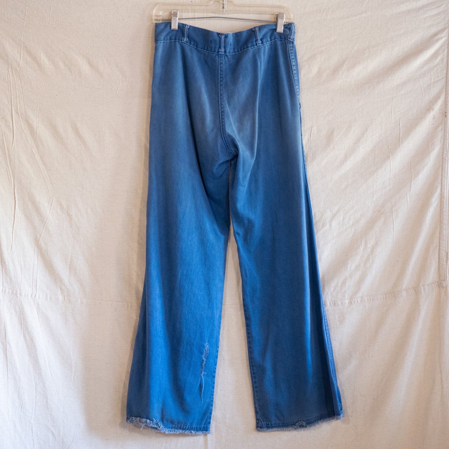 vintage 70s high waisted wide leg flare jeans with no butt pockets / 29x30