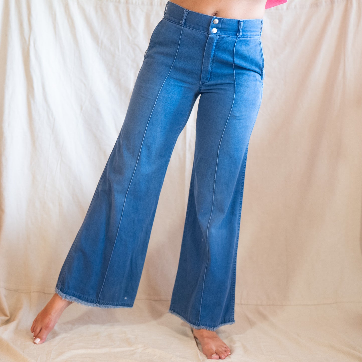 vintage 70s high waisted wide leg flare jeans with no butt pockets / 29x30