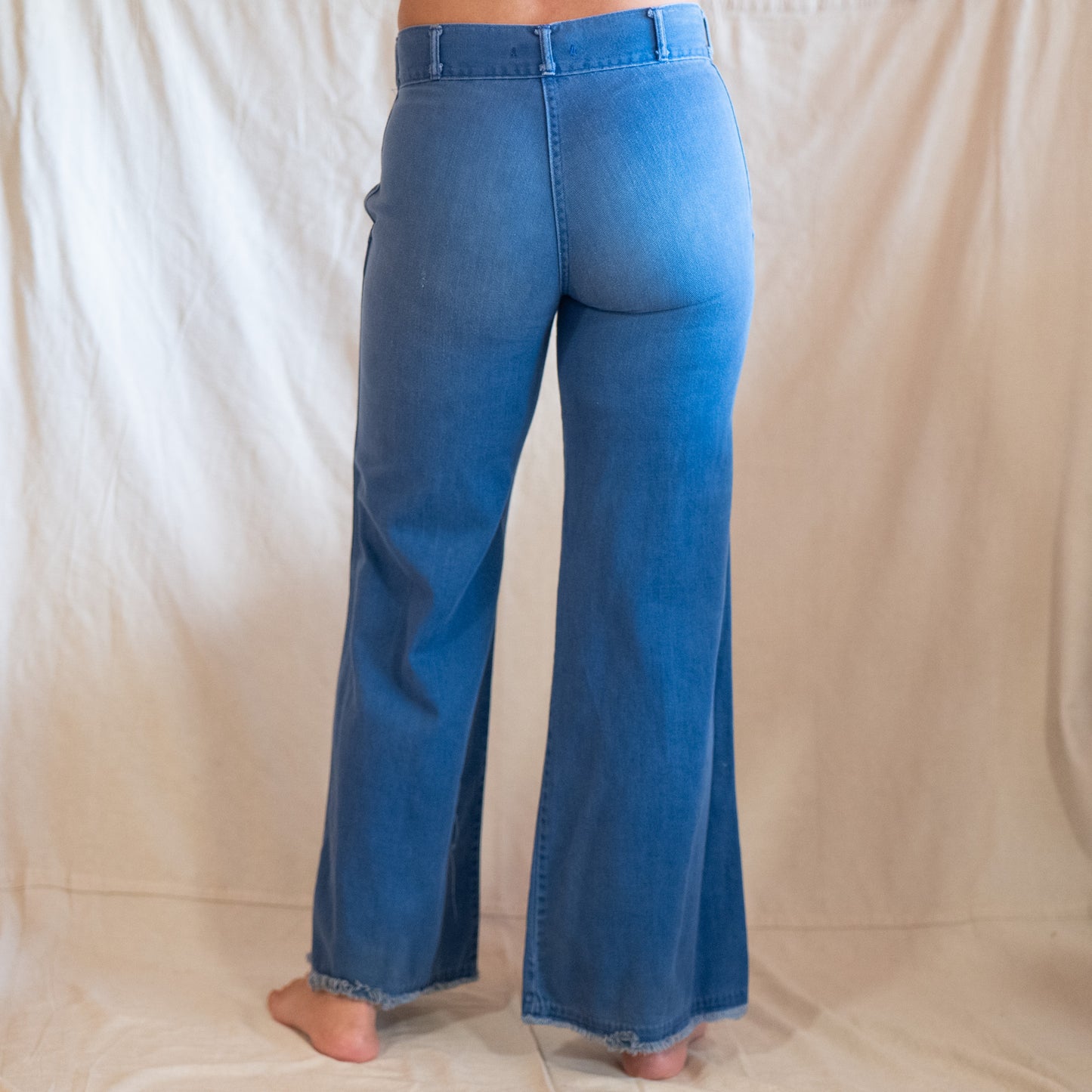 vintage 70s high waisted wide leg flare jeans with no butt pockets / 29x30