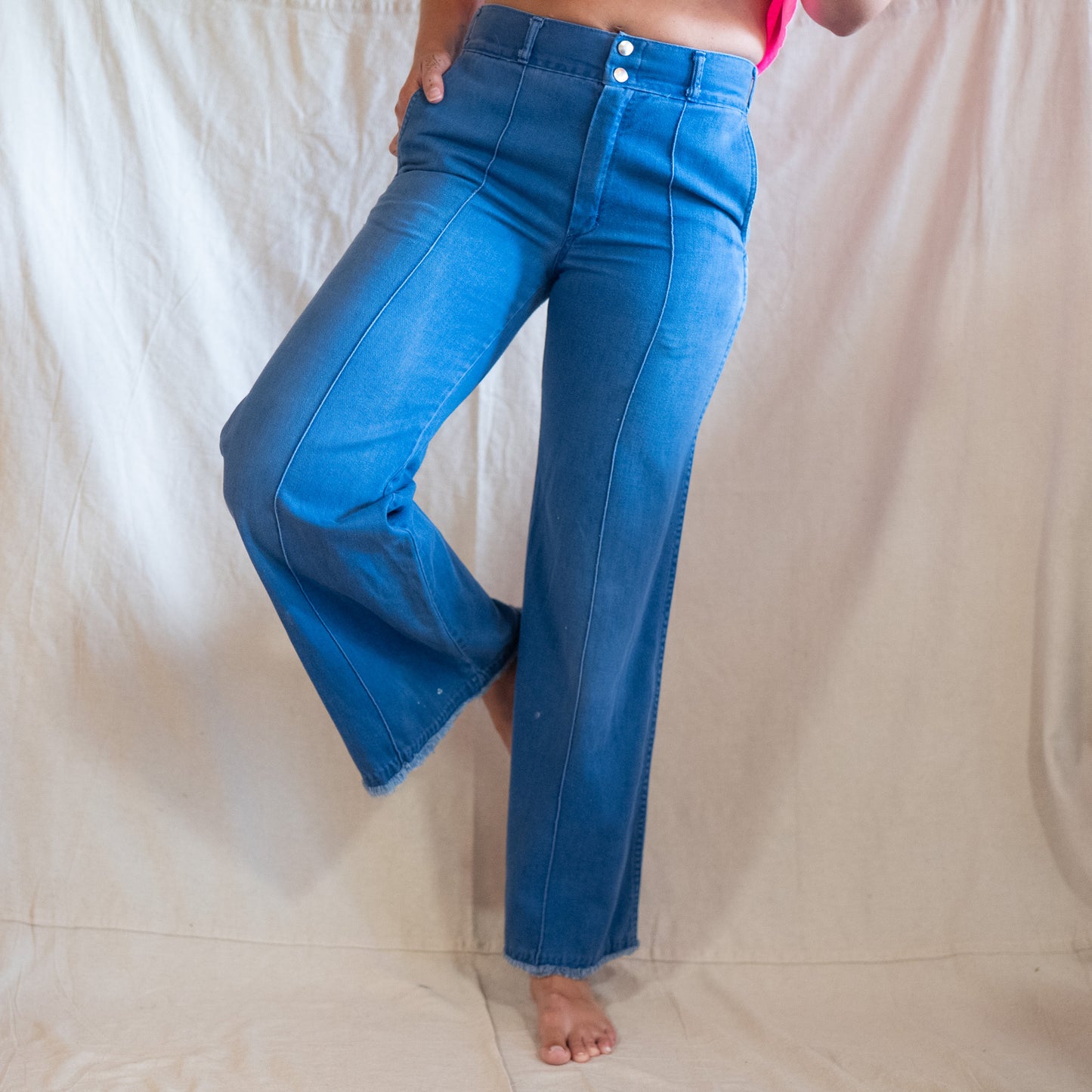 vintage 70s high waisted wide leg flare jeans with no butt pockets / 29x30