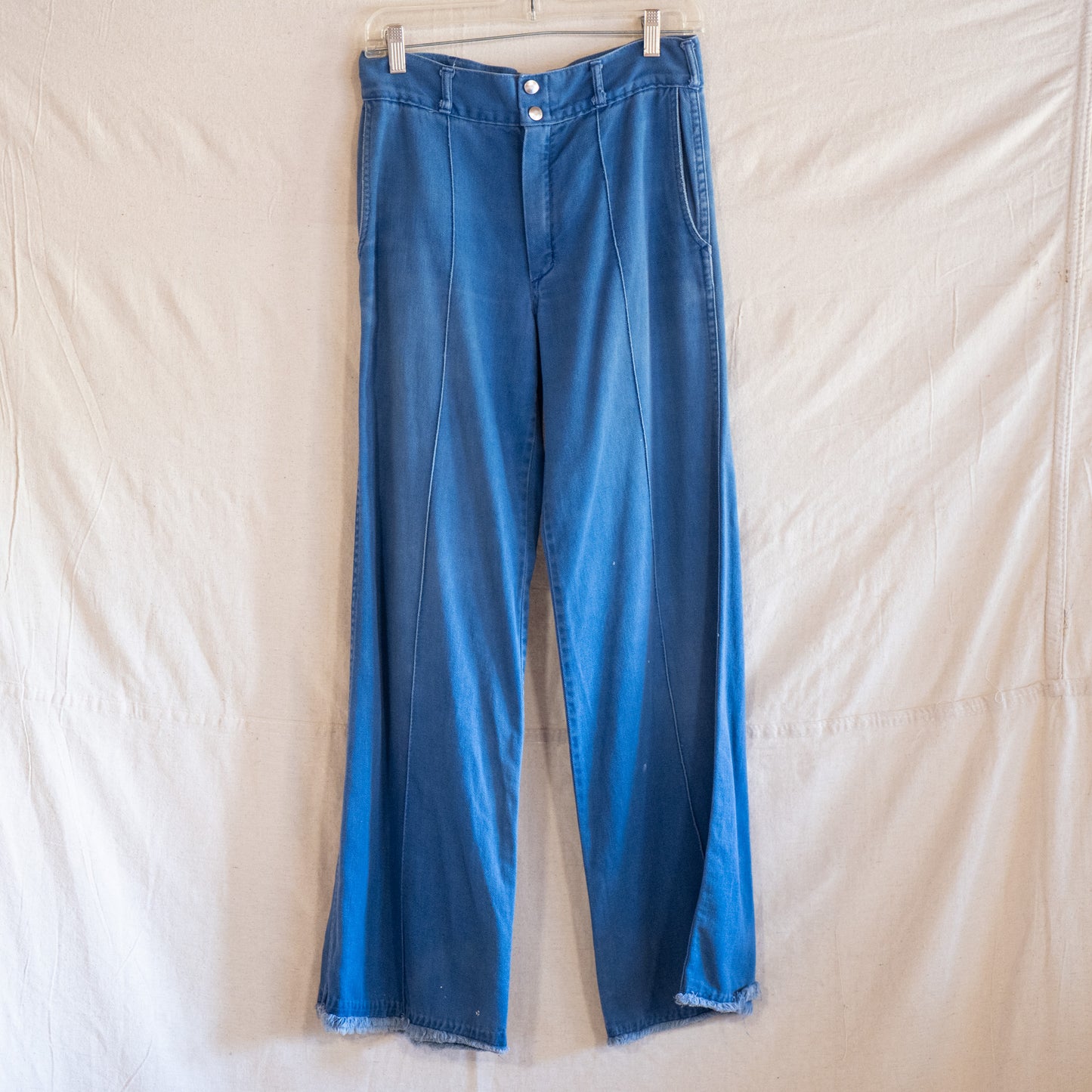 vintage 70s high waisted wide leg flare jeans with no butt pockets / 29x30