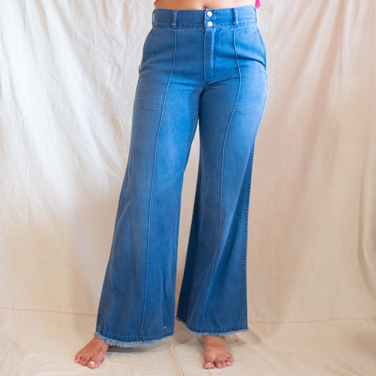 vintage 70s high waisted wide leg flare jeans with no butt pockets / 29x30